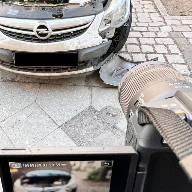 Beweissicherung an einem Fahrzeug mit Frontschaden